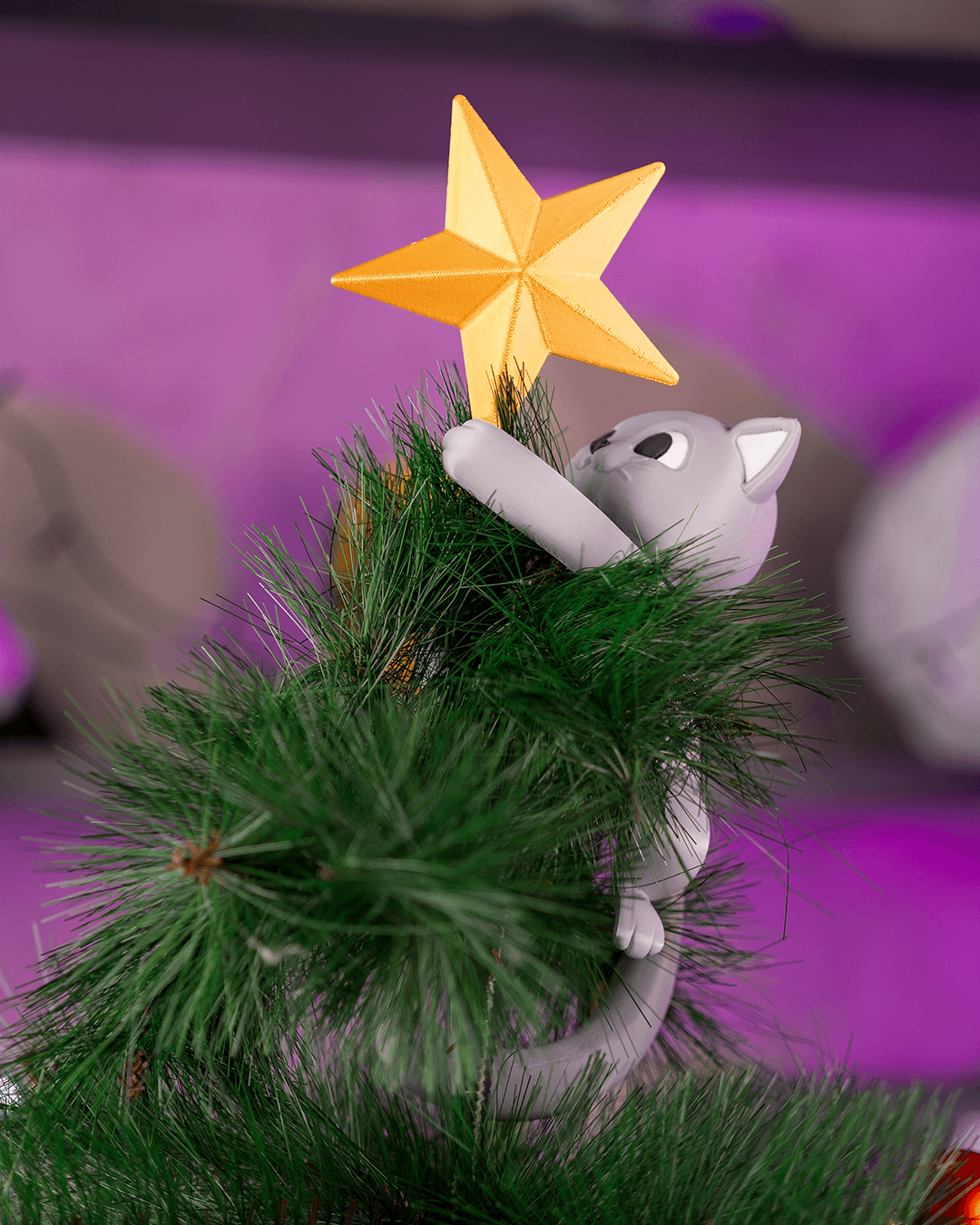 Meow de Natal – Gato Colocando a Estrela na Árvore de Natal